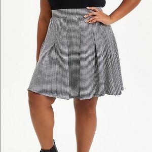 Plus Size Pleated Twill Houndstooth Skater Skirt
